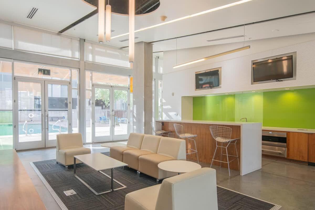 Stunning 2bd - Dt- Gym, Pool, Parking Sleep8 * Phoenix