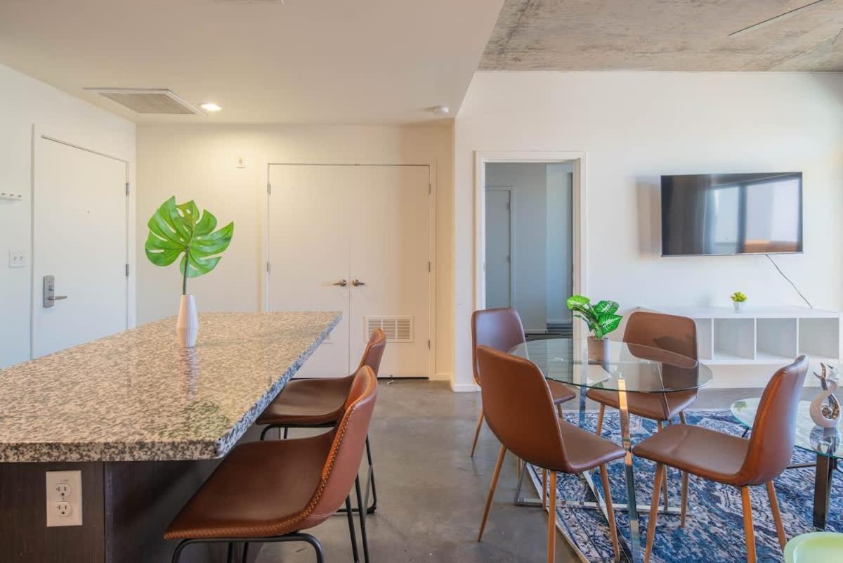 Stunning 2bd - Dt- Gym, Pool, Parking Sleep8 Phoenix