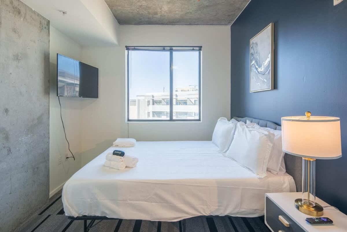Stunning 2bd - Dt- Gym, Pool, Parking Sleep8 Apartment *