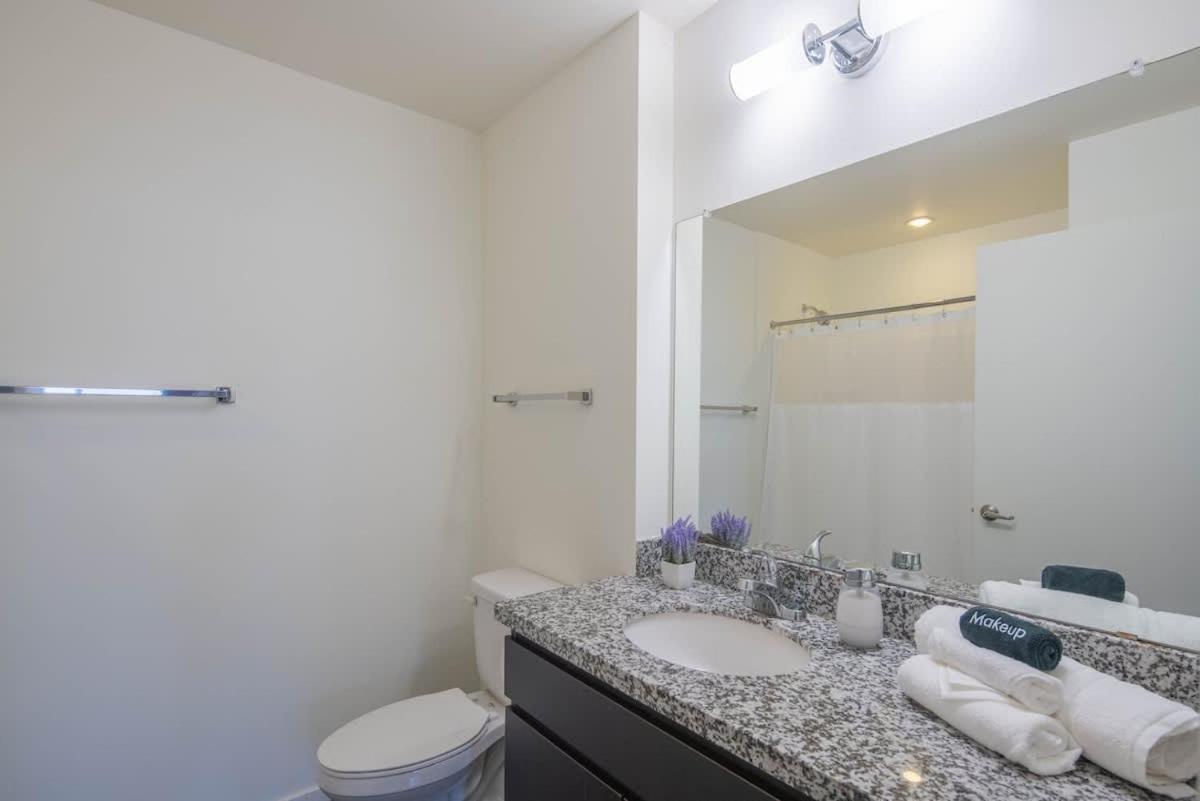 Apartment Stunning 2bd - Dt- Gym, Pool, Parking Sleep8 *