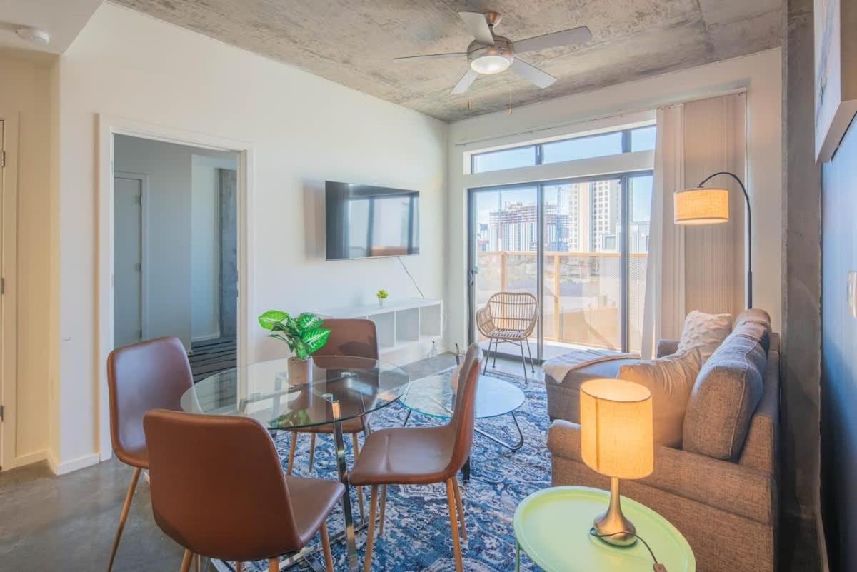 Apartment Stunning 2bd - Dt- Gym, Pool, Parking Sleep8 *